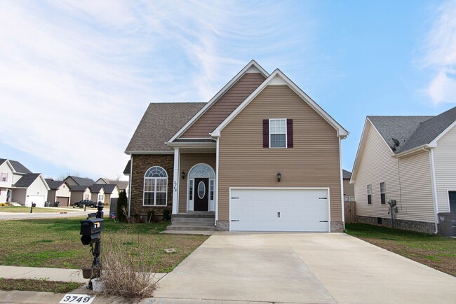 Pet Friendly Three Bedroom with Bonus! - Pet Friendly Three Bedroom with Bonus! House