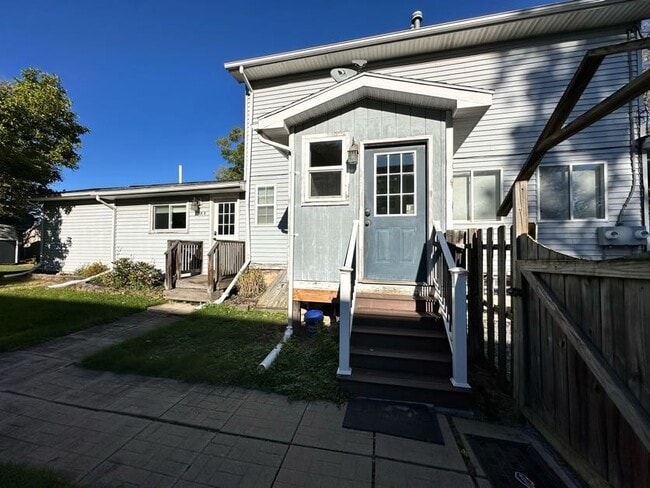 Entrada lateral con entrada sin llave - 28 Clark St Unidad Front