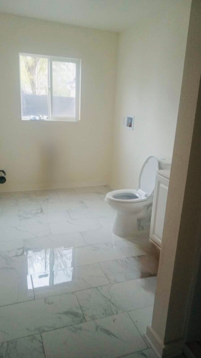 Photo - 690 W 8th St