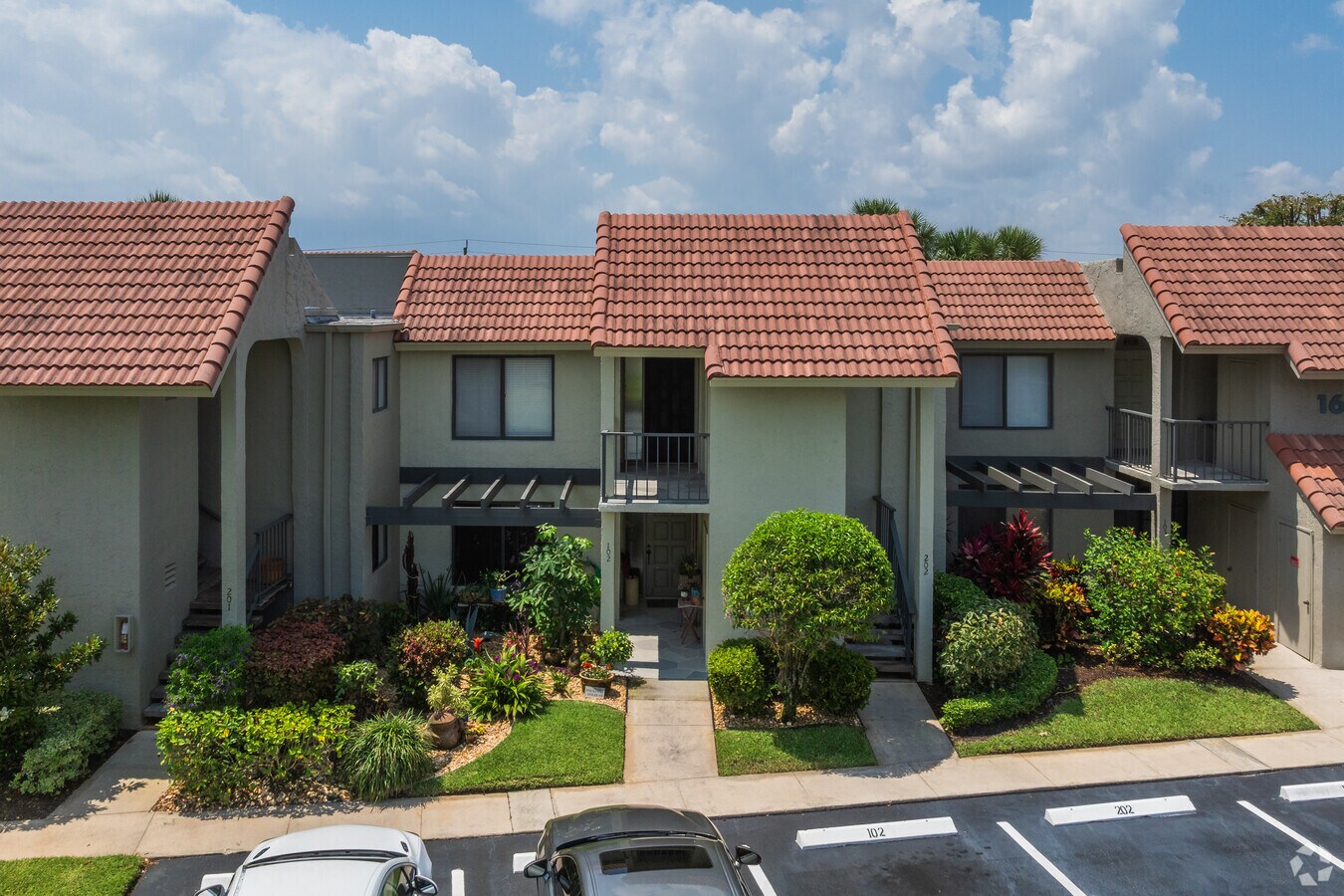 Entrada - Fairway Park Condos