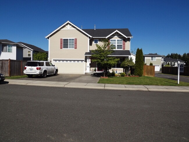 Building Photo - Beautiful 3 bedroom 2 1/2 bath 2 Story Home in Puyallup!