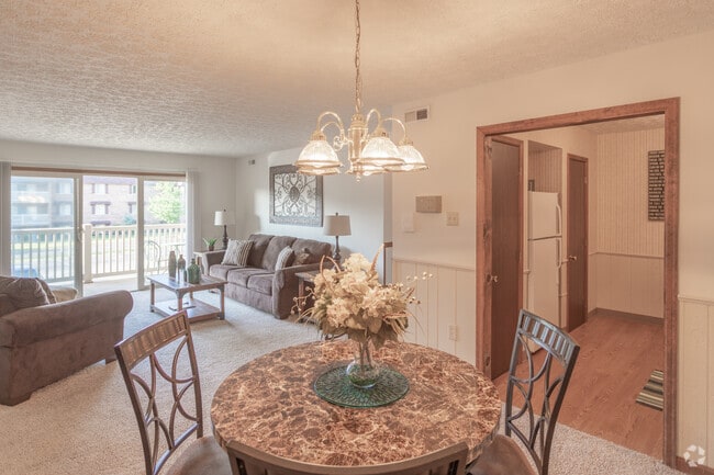 2BR, 2BA - 1,100 SF