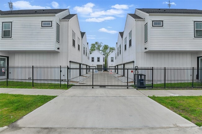 Photo - 9902 Clark Rd