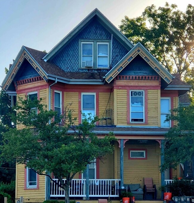 Building Photo - 1202 Brady St Unit 1202 #1 Rental