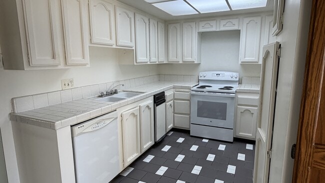 Photo - 2805 E 3rd St