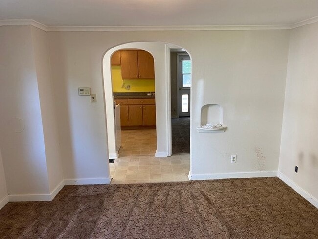 Vista desde la sala de estar hacia la cocina a la izquierda, dormitorio a la derecha. - 110 Walnut St Unidad 110 Walnut Street