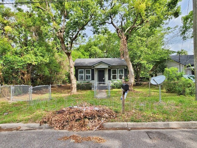 Photo - 849 Lynton St House