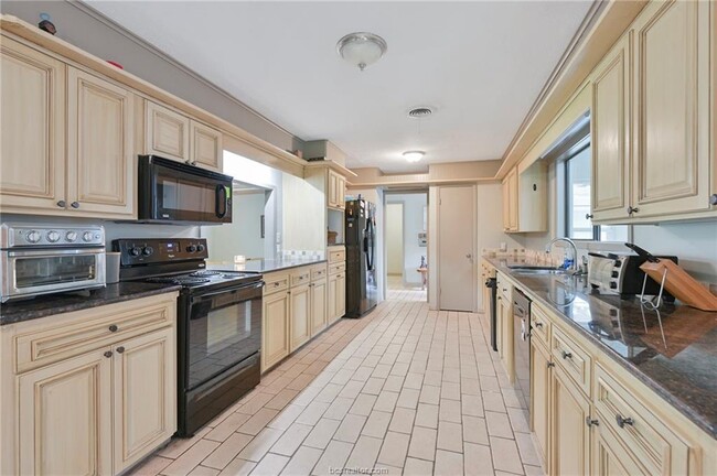 Photo - 833 Tanglewood Dr