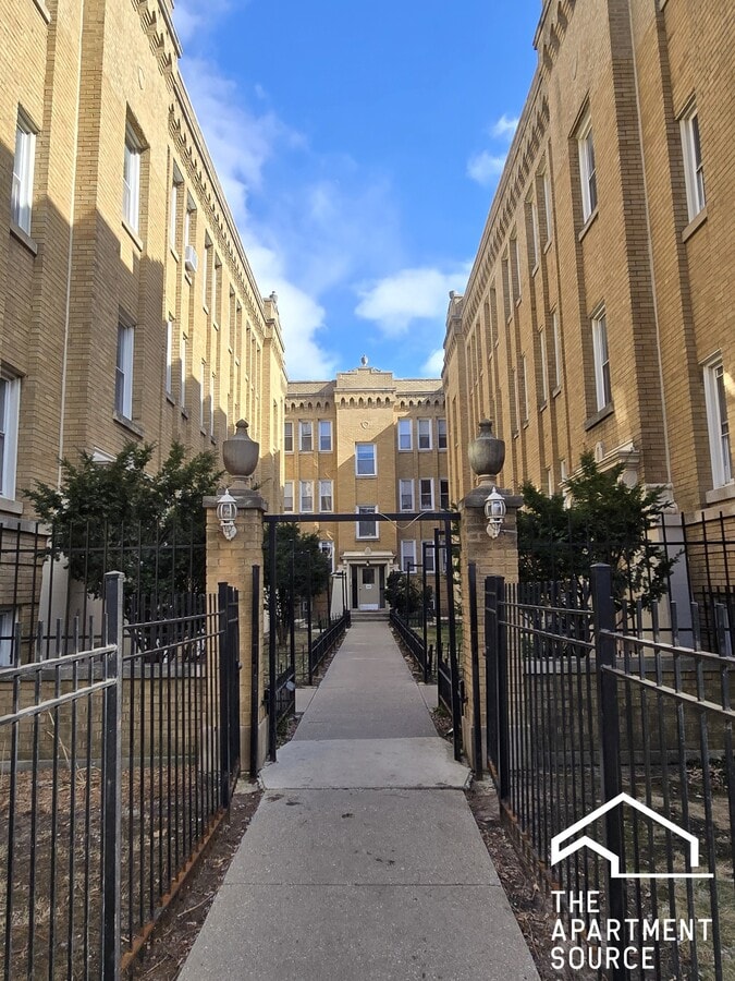 Photo - 4931 N Whipple St Unidad 3W