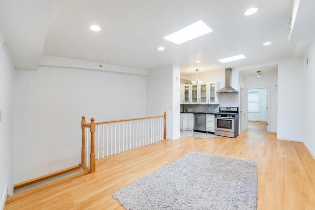 Building Photo - 163 Grand St Unit 4 Rental