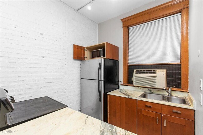 Photo - Studio, 1 bath Condo - 2800 N Pine Grove Ave