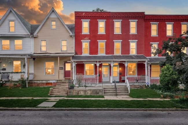 Building Photo - Fully Renovated 3 Bedroom, 2 Bathroom Townhouse