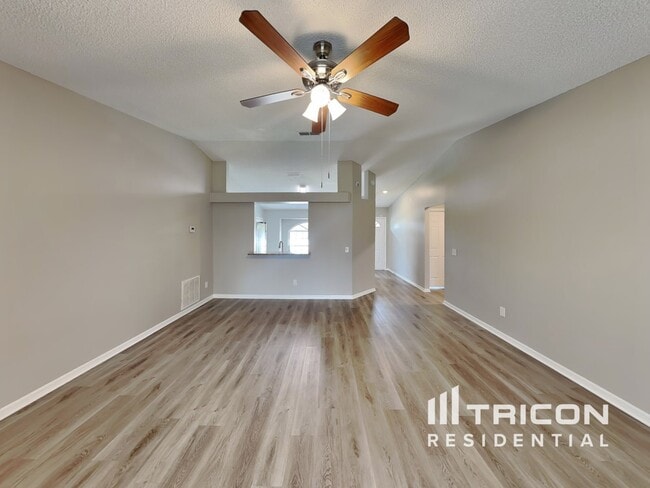 Photo - 461 Taylorville St