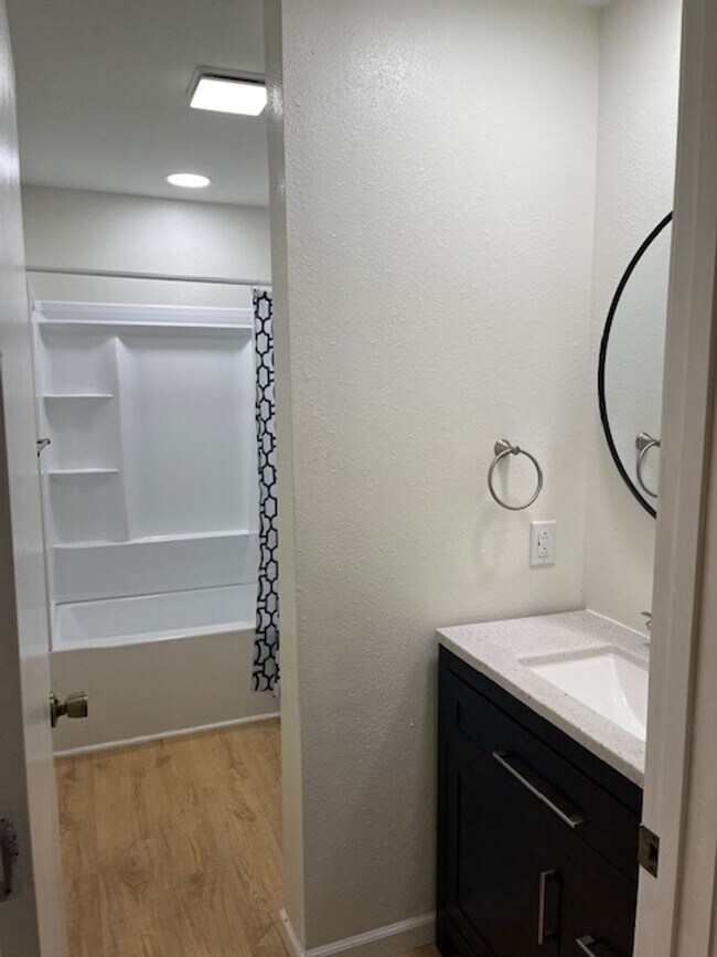 Photo - 10021 St Clair Ave Unidad 10021 St Clair Ave - A