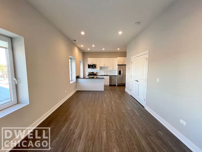 Building Photo - 1724 W Greenleaf Ave Unit 202