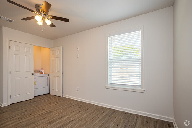 2BR, 1BA - 756SF