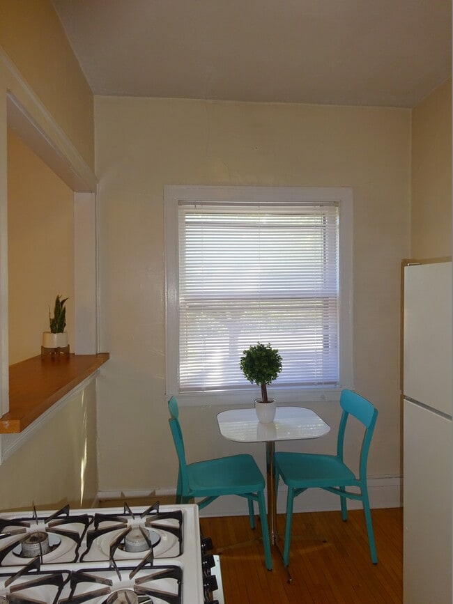 1536 LaSalle Ave - 1BR, 1BA - Kitchen