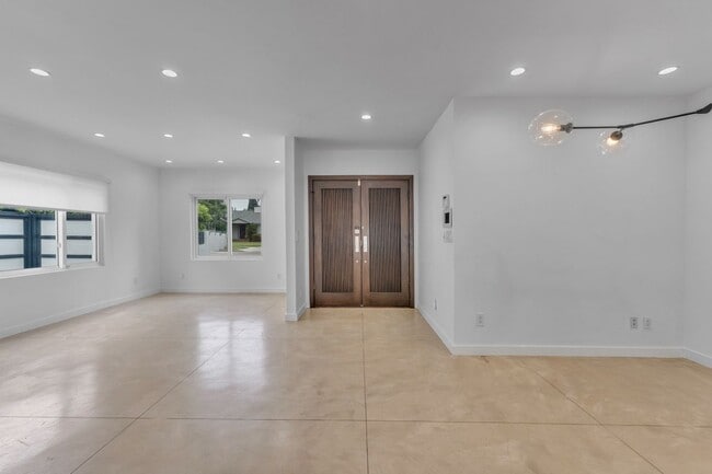 Photo - 4925 Nagle Ave