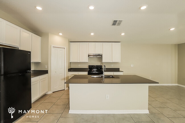 Photo - 648 Eisenhower St