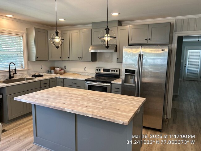 Building Photo - Updated 2 Bedroom, 1 Bath Home Locate Clos...