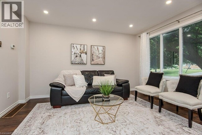 Photo - 185 Cedarvale Crescent