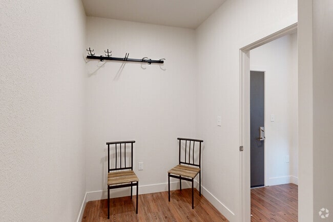 2BR, 1BA - 748SF