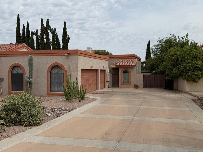 Building Photo - 4132 E Grandview Cir