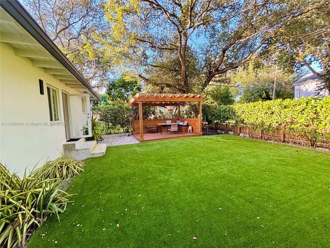 Building Photo - 330 NE 88th St