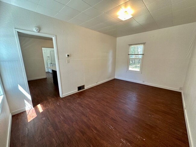 Photo - Cottage Style 1 Bed Home with a Large Yard...