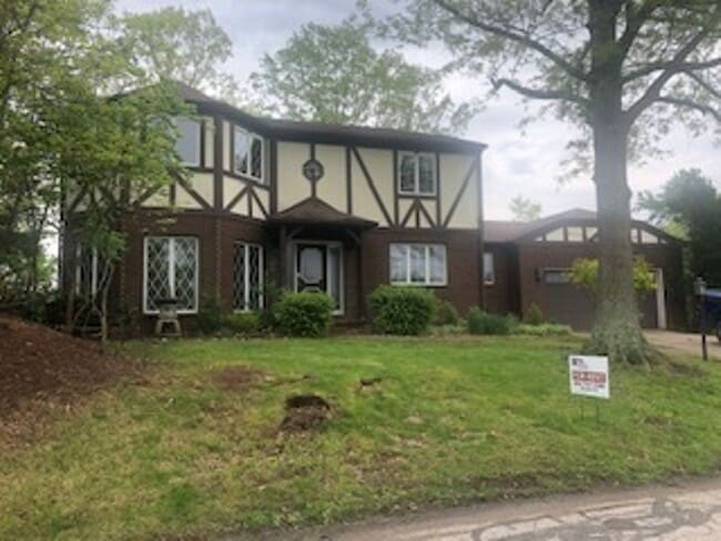 Building Photo - Old English Tudor Style Home in South Charleston