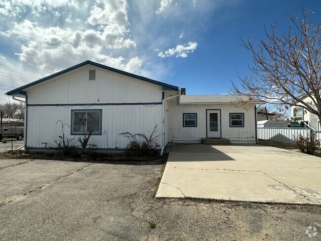 Building Photo - 3 bedroom 2 bathroom house available in Fa...