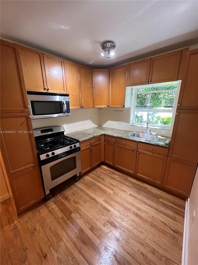 Building Photo - 115 NE 14th Ave Unit 3