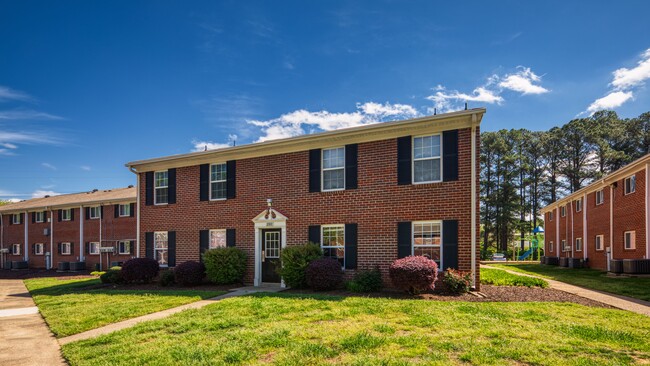 Colonial Pines - Colonial Pines Apartments