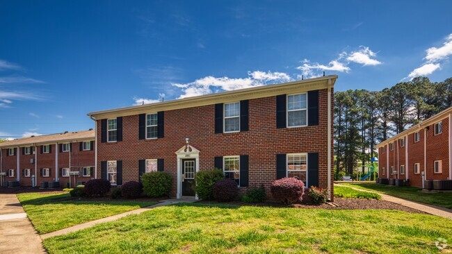 Building Photo - Colonial Pines Rental