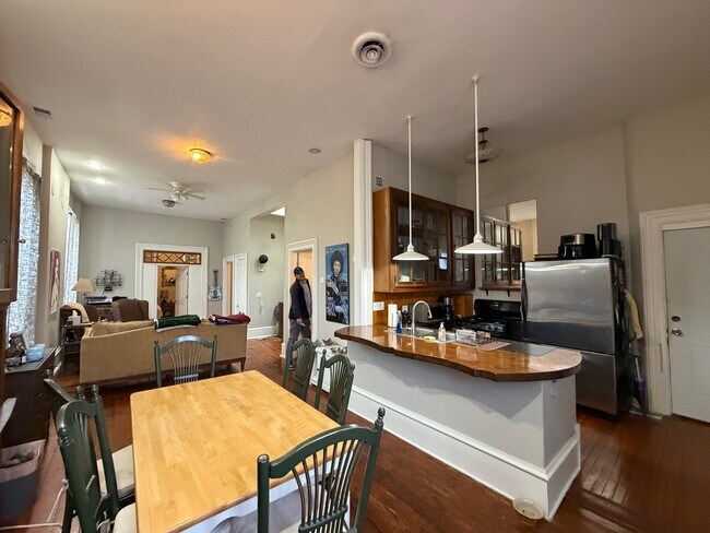Building Photo - 2110 S Halsted St Unit 2