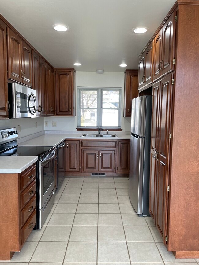 Full kitchen with stainless steel appliances - 2034 River Point Ct