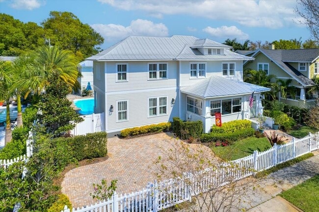 Photo - 235 10th Ave NE