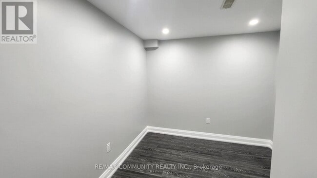 Photo - 2364 Dobbinton St
