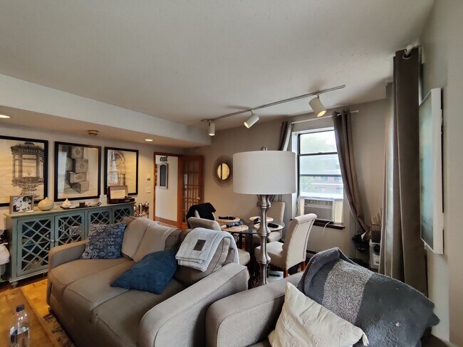 Photo - Brighton 1 BED with PARKING, HEAT, and HOT...