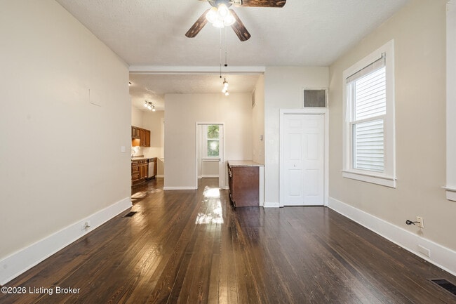Photo - 813 Swan St
