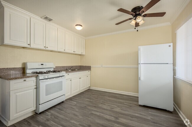 2BR, 1BA - 825SF - Kitchen