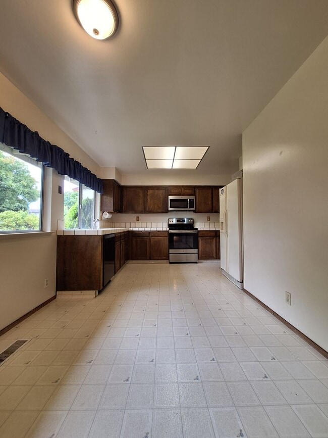 Photo - Spacious 4bd Tri-Level Home w/Central Heat...