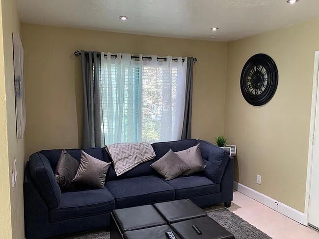 Building Photo - 4220 Fifth Ave Unit 6