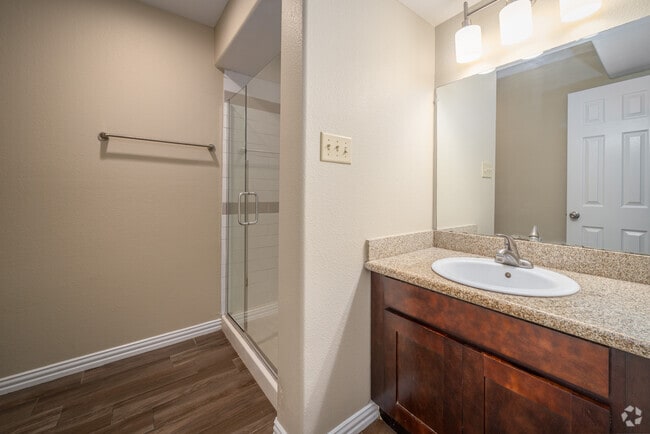 1BR, 1BA - 780SF - Bathroom