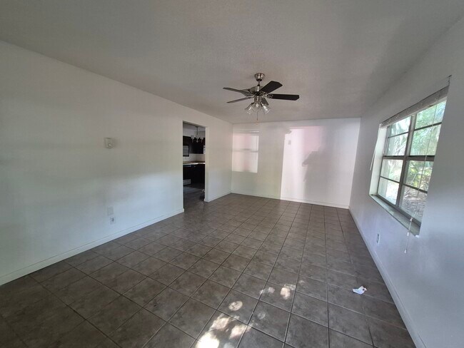 Spacious Living Room/Dining Room - 2884 Oaklawn Ave Unit #B