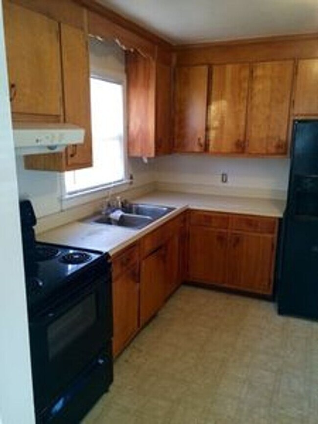 3 bedroom house in Fulton Hill! Laundry, C... Rental House Rental in