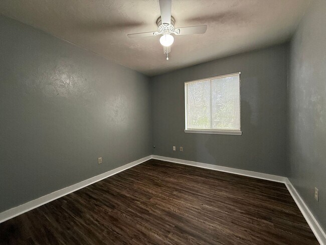 Photo - Downstairs unit off E Park avail NOW!!! Unit D