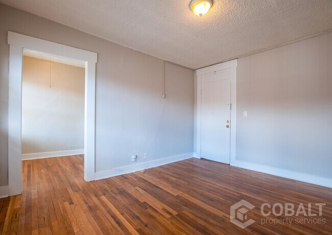 Photo - 674 Somerset Terrace NE