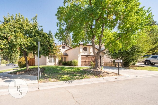 Building Photo - North Fresno Home in CUSD, 3BR/2BA, Beautiful Updates - Lots of Amenities!