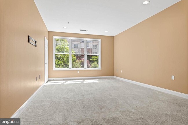 Building Photo - 200 W Elm St Unit 1231